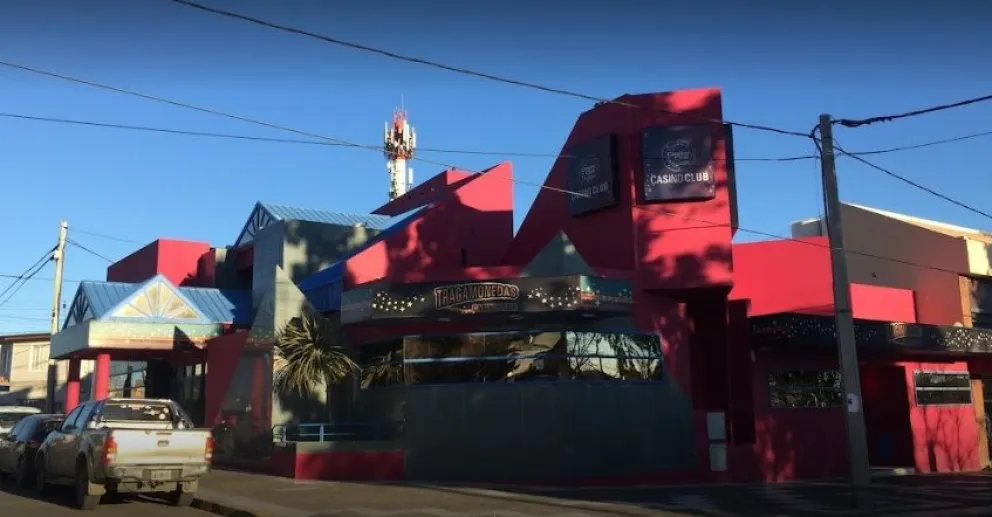 La "invitaron a retirarse del casino" y agredió a una policía