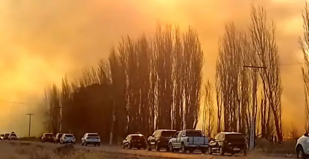 Tránsito demorado en Ruta 22 por un incendio de pastizales
