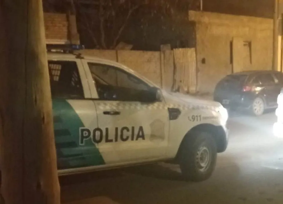 Violento robo en el barrio La Loma: un delincuente le pateó la puerta, ingresó y le robó la billetera
