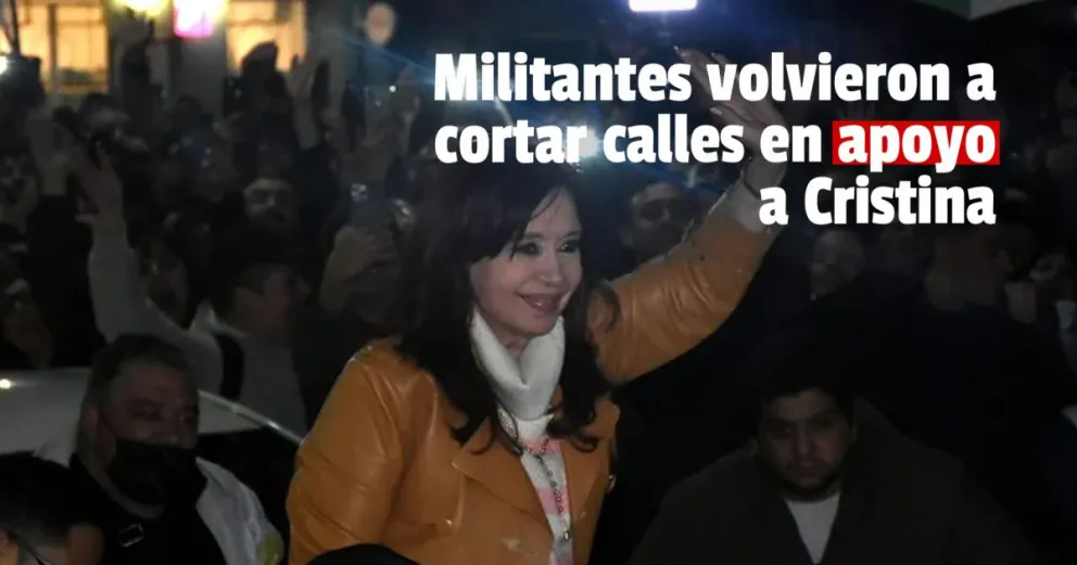 Continúa la vigilia frente al departamento de Cristina