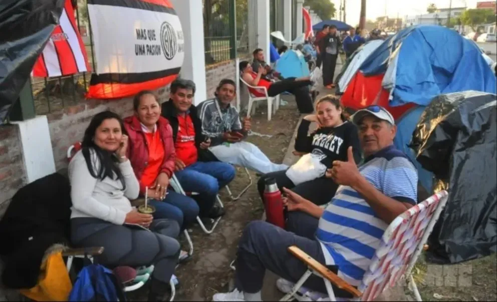 Locura total por River en Chaco: siete cuadras de fila por una entrada