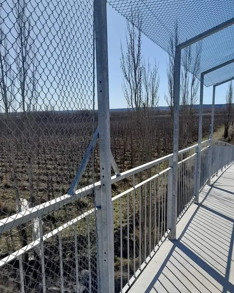 Vecinos indignados: Robaron parte del alambrado del puente peatonal en Ruta 22