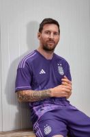 Con Leo Messi, Argentina presentó la camiseta suplente para Qatar 2022