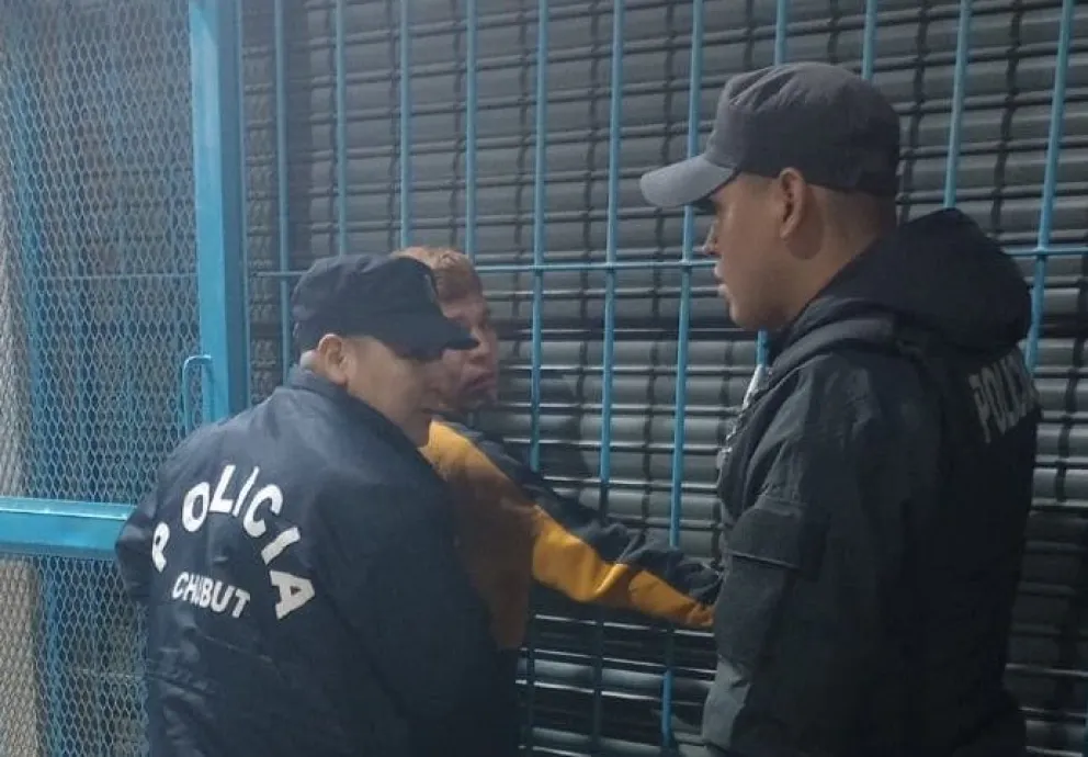 Lo detuvieron por intentar sustraer bebidas alcohólicas de un comercio