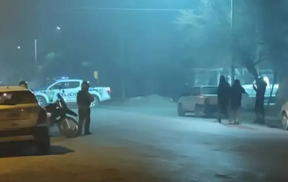 Civiles y policias a las piñas por un accidente de transito en Roca.
