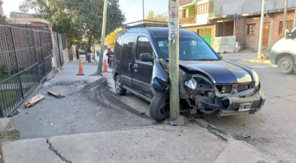 Incontrolable: vehículo chocó de frente contra dos postes de madera