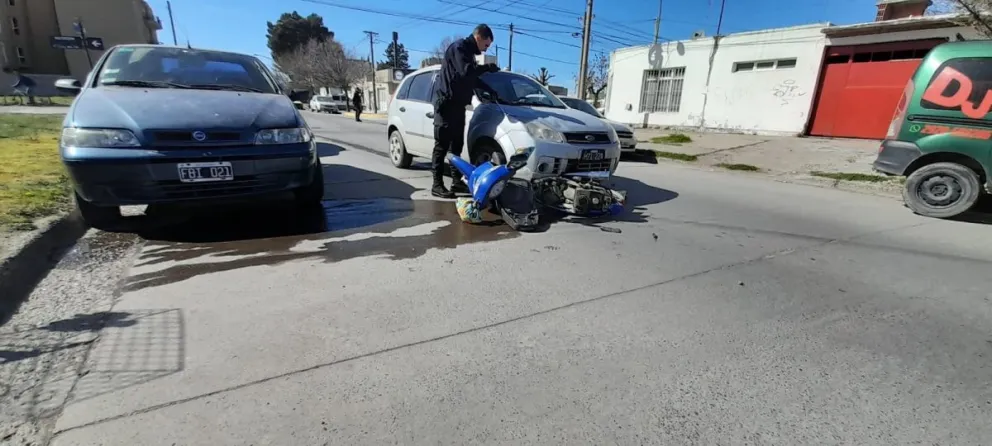 Un auto arrastró varios metros una moto en Pueyrredón y Dorrego: el motoquero está siendo atendido en el Zatti