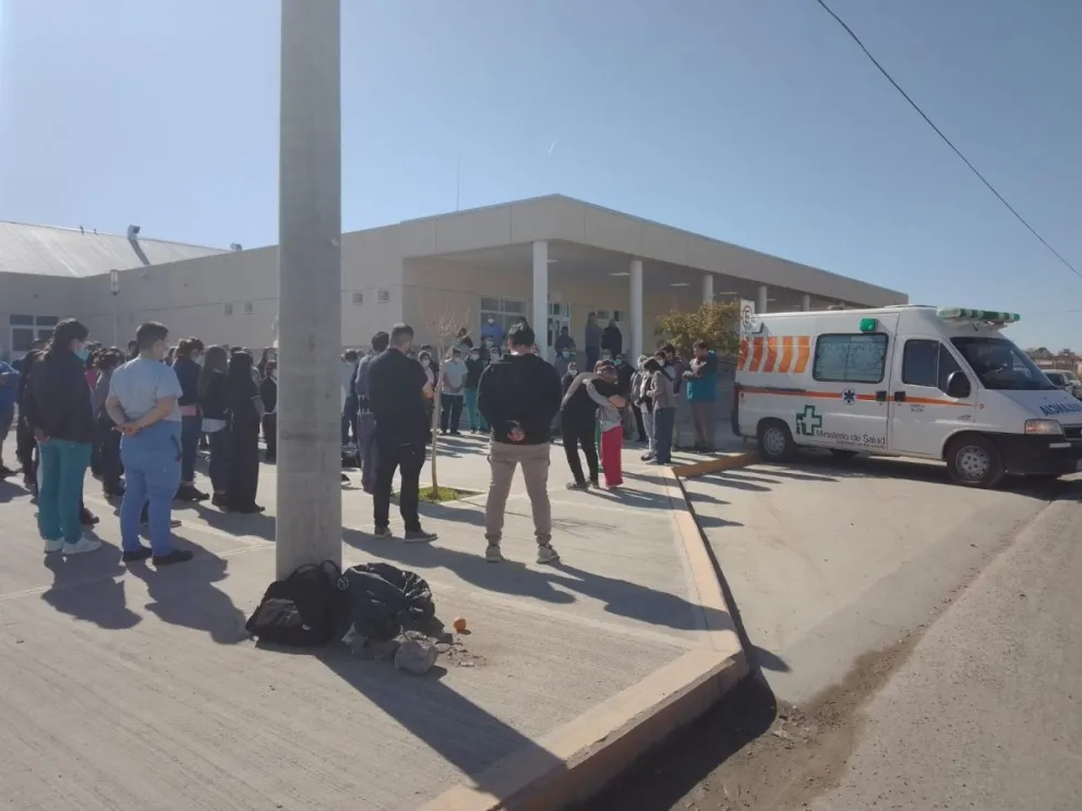 Trabajadores y trabajadoras del hospital de Allen despidieron a su compañero fallecido el domingo. Foto El Diario de Allen.