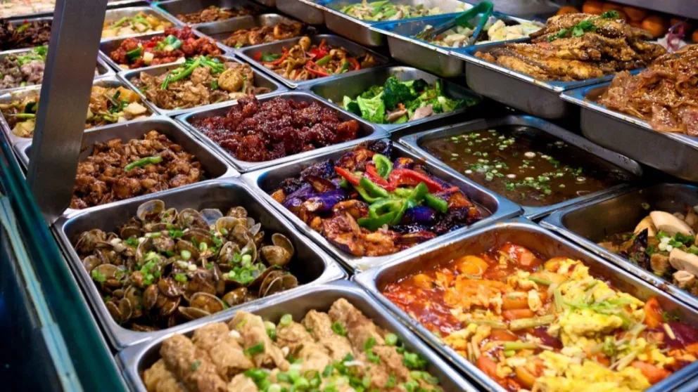 Festejaba su cumpleaños en un tenedor libre, se resbaló con comida y se quebró