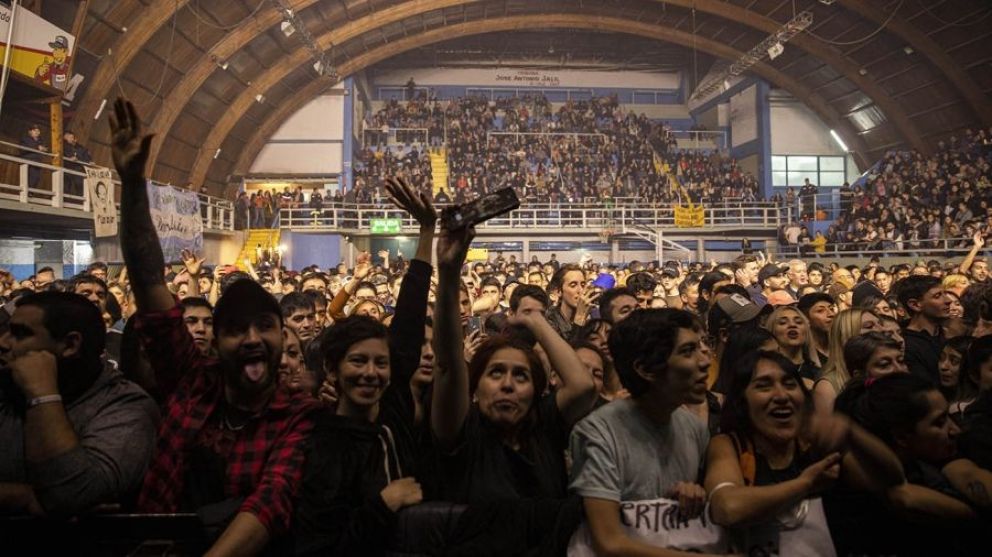 Ciro y los Persas ofreció un gran recital en un colmado Gimnasio de Bomberos