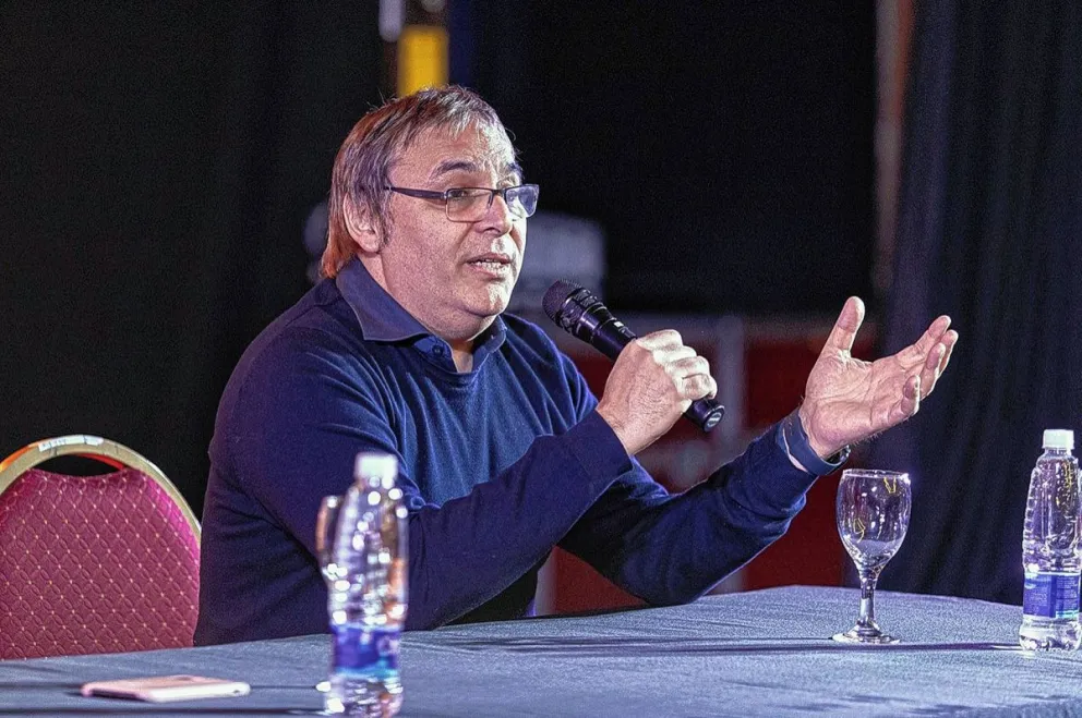 Rolón: “Estoy muy emocionado por venir a la Feria del Libro de Comodoro”