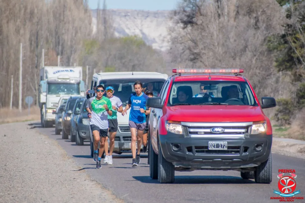 Los bomberos acompañaron la caravana solidaria por el pequeño Alan 