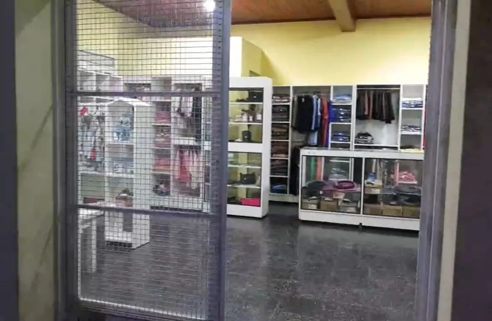 Una mujer sufrió un violento robo en su local de ropa