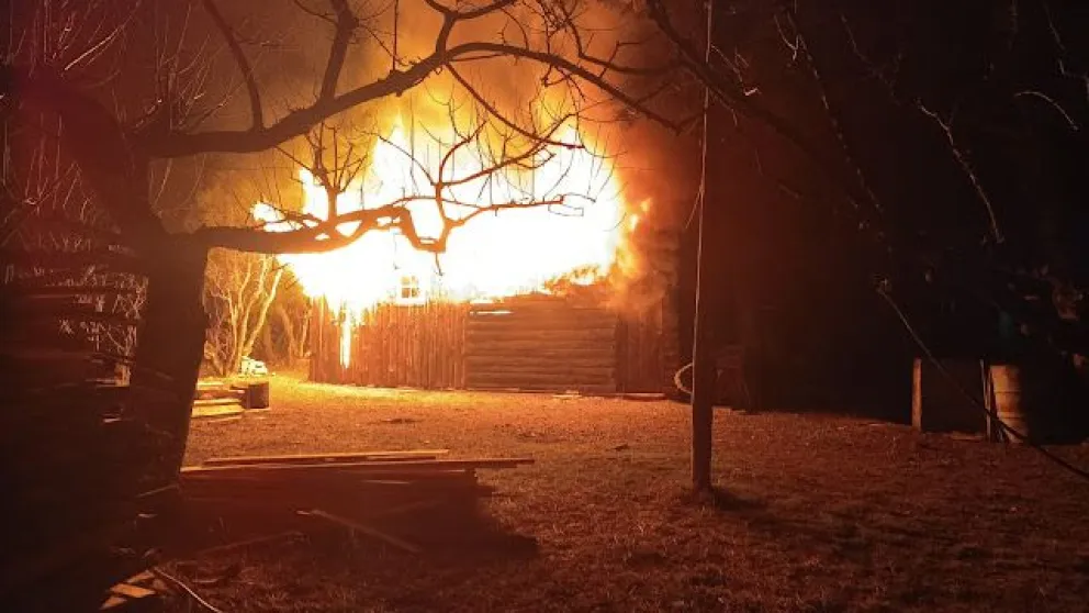 Un individuo de 40 años fue detenido y su acompañante, menor de edad, demorado en el marco de un foco ígneo provocado por ambos, en la zona de la Subida de Matus, en el paraje El Pedregoso, jurisdicción de la localidad de Epuyén.