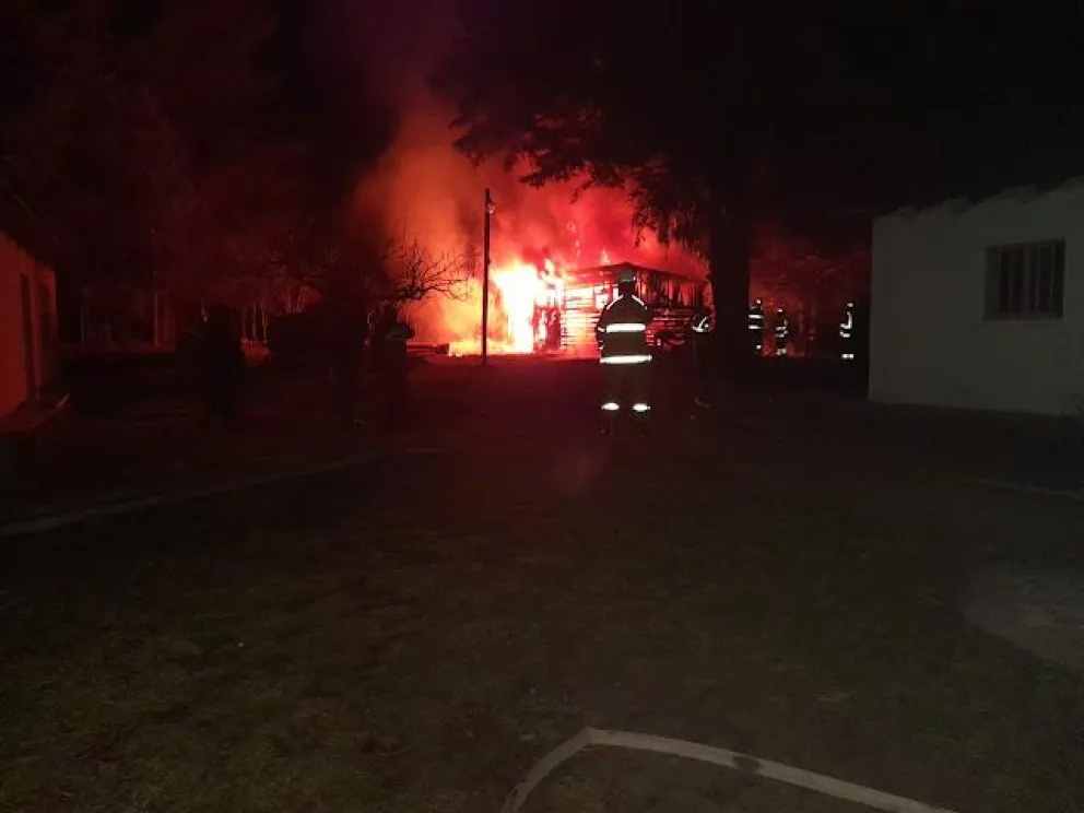 Incendio intencional y explosión en Epuyén: una madre y su pequeña hija siguen graves