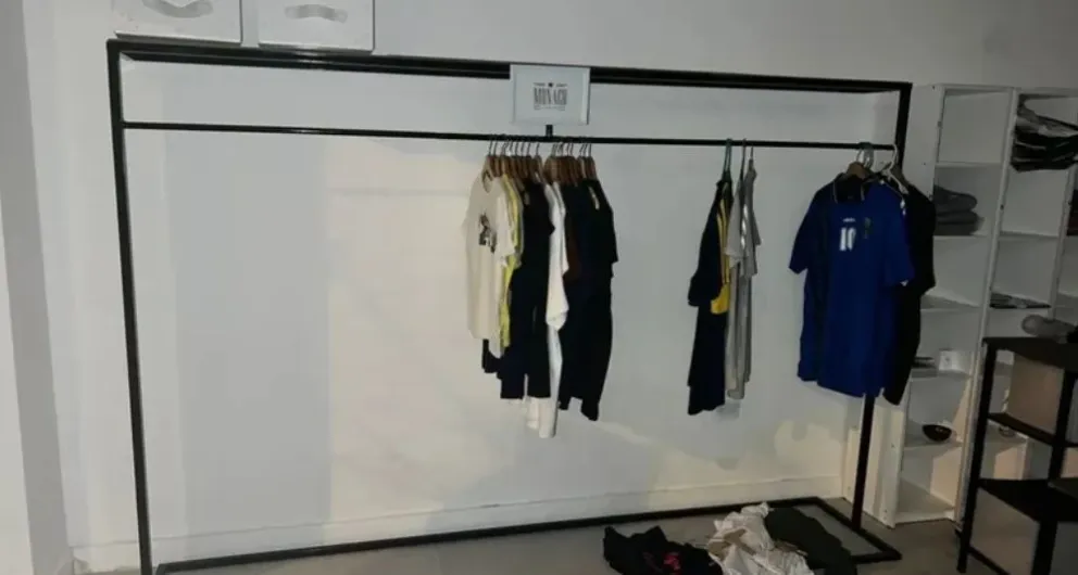 Se robaron el 90% de las prendas de un local: tuvieron tiempo hasta de probarse la ropa