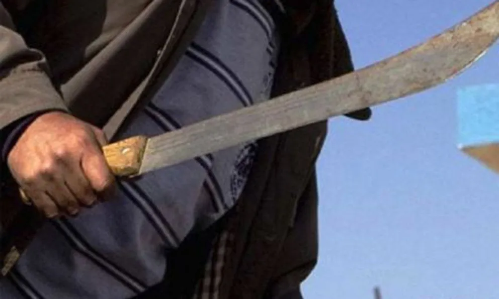 Escándalo en Conesa: atacó a su hermana con un machete y tuvo que reducirlo su madre