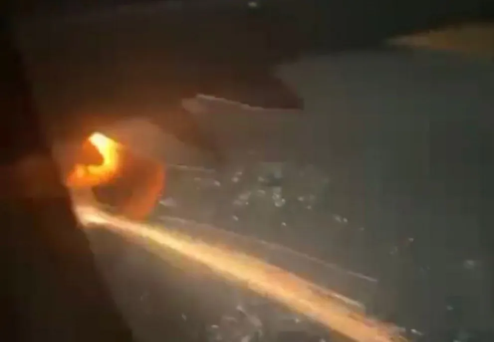 Video: un avión tuvo que aterrizar de emergencia en Los Ángeles por una falla en sus motores