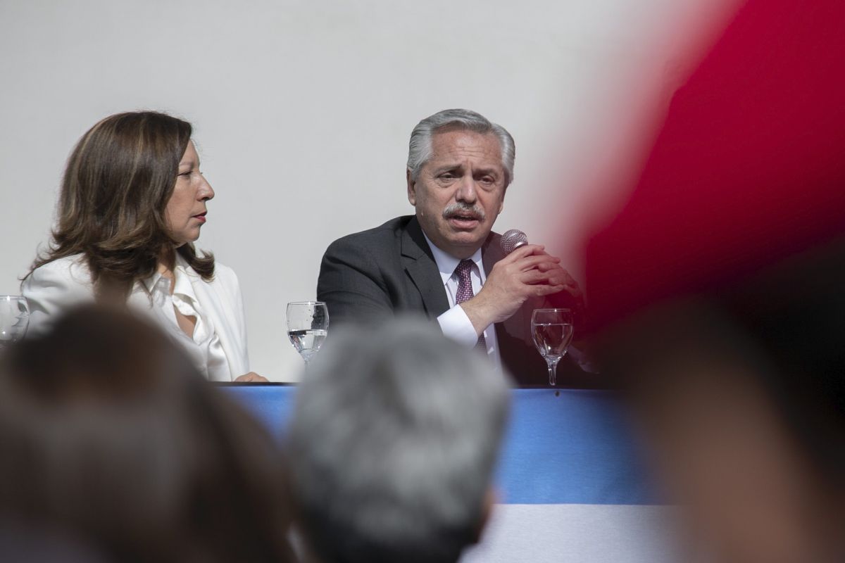 Fernández adelantó que propondrá a Bariloche como "Capital de la Ciencia"