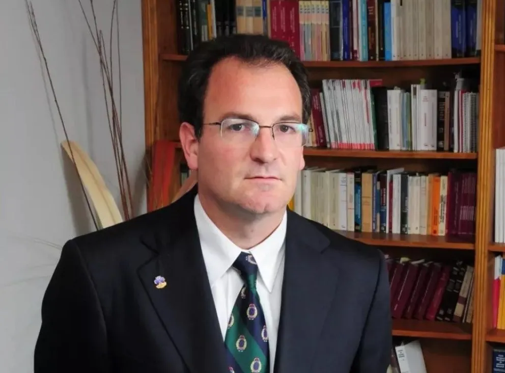 Tiene tres denuncias por violencia de género y quiere volver a trabajar en Senadores: qué le dijo la Justicia