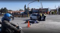 Una tarde accidentada: hubo un fuerte choque entre una moto y un vehículo