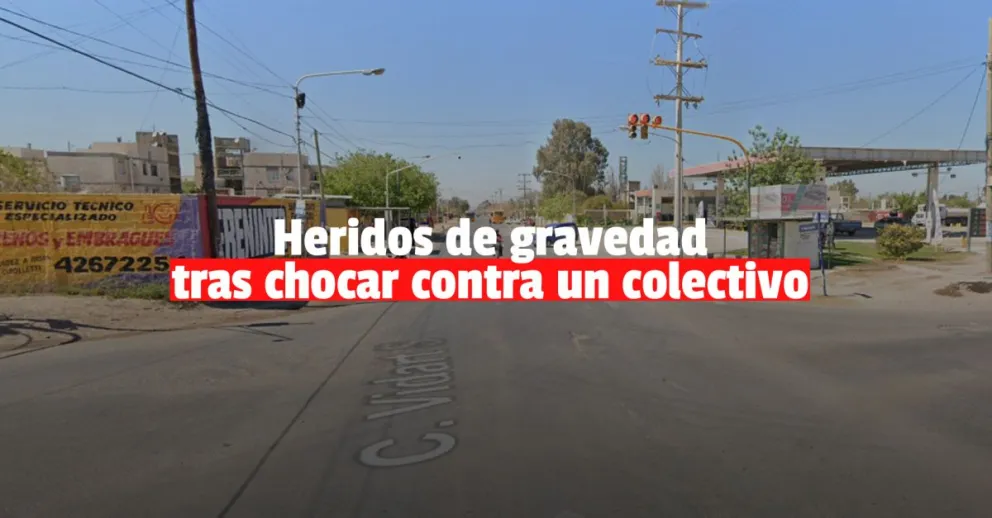 Madre e hijo terminaron internados tras impactar con un colectivo 