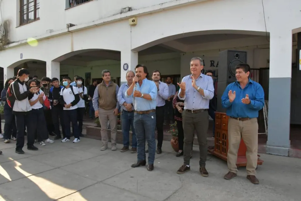 Gustavo Sáenz recorrió las obras en una escuela de Orán
