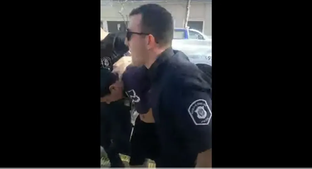 Detención de Kevin Parson en Bahía Blanca: mirá el video de ingreso a la comisaría