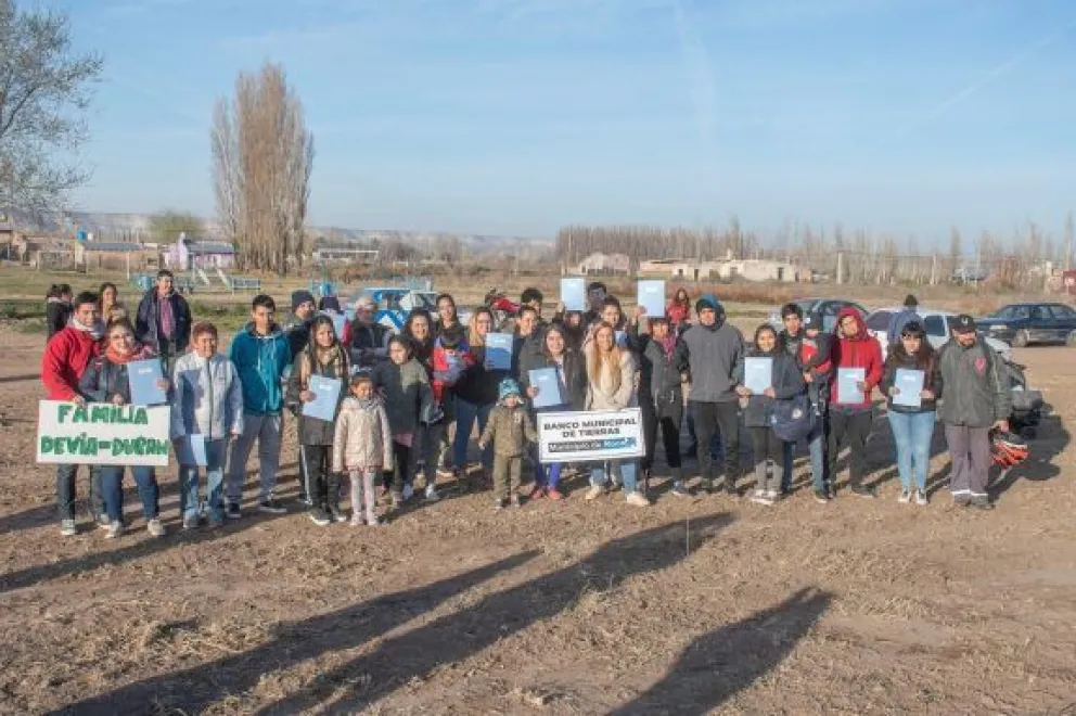 15 nuevas familias de barrio Mosconi recibieron su lote 