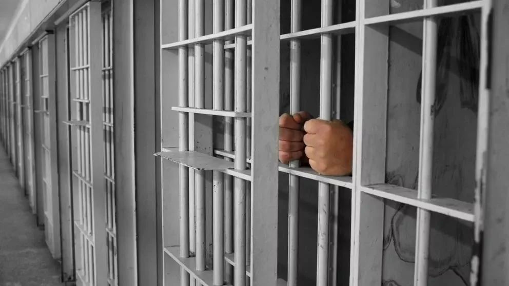 Tuvo que pasar siete horas preso por burlarse de su suegra