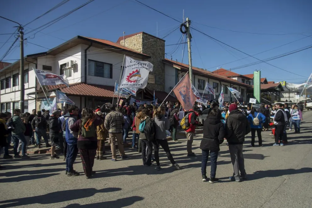 Marcha de UnTER: Desde el Gobierno “nos están llevando a un conflicto sin fin”