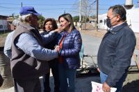 La intendente Fuentes supervisó el avance de la pavimentación de calles del barrio 8 de Abril
