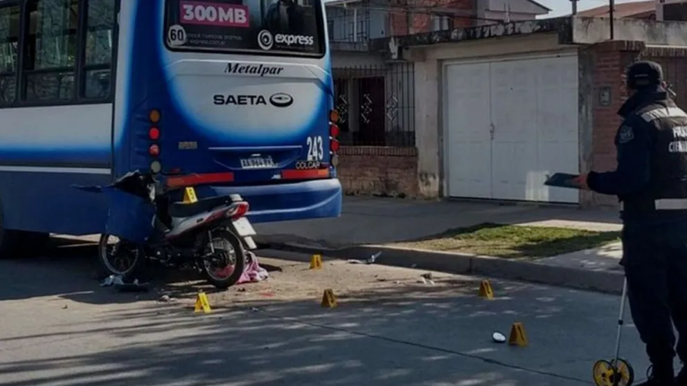 Se conocieron más detalles del impactante accidente entre una moto y un colectivo