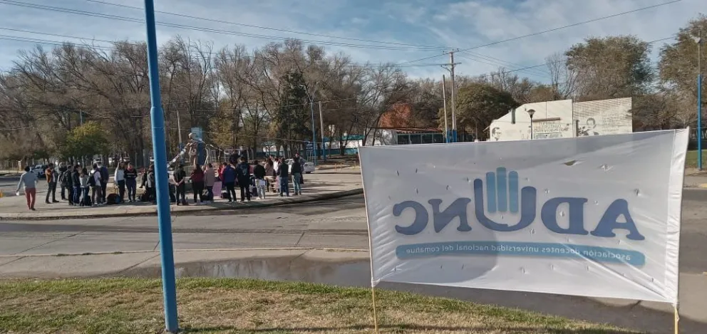 Docentes universitarios realizan un nuevo paro de 48 horas contra la “rebaja salarial”