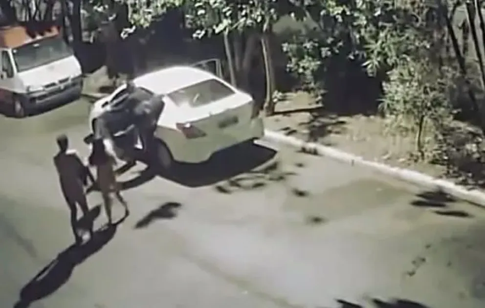 Video: una pareja tenía relaciones sexuales en el auto, les robaron y los dejaron en la calle desnudos 