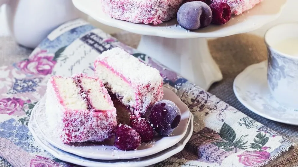 Riquísimos: cómo hacer cuadrados de coco, chocolate blanco y frutos rojos