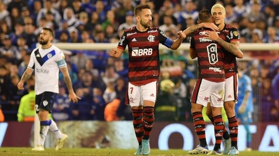 Vélez sufrió una dura goleada ante Flamengo que prácticamente sentencia la serie