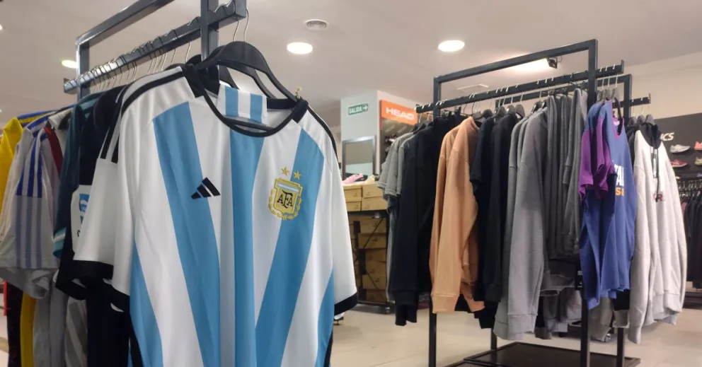 Camisetas de Argentina sin stock pero con variedad en pelotas