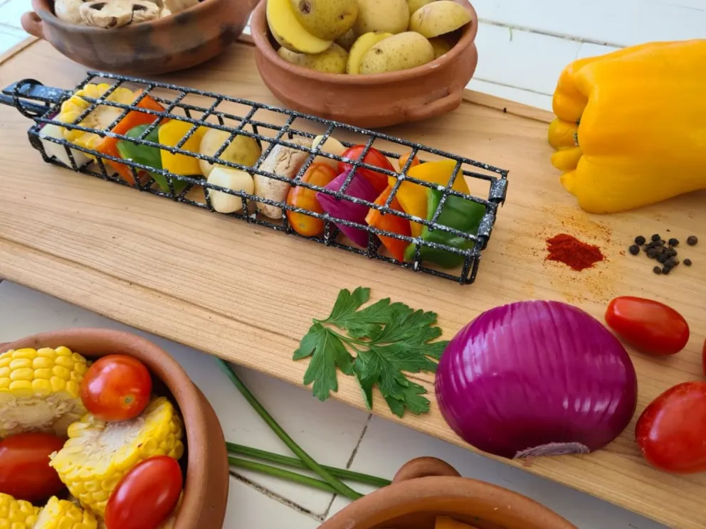 Conoce “la Brochetera”: una innovación en la parrilla para incluir a veganos en el asado