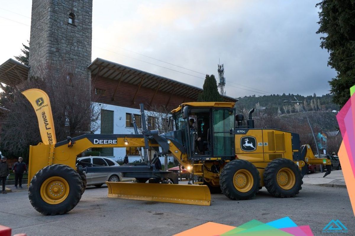 Llegó la nueva motoniveladora que compró el Municipio