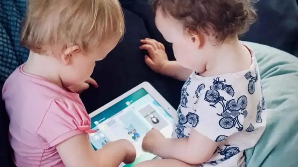 Según la OMS, ¿es recomendable utilizar dispositivos digitales con pantallas para que miren los bebés?