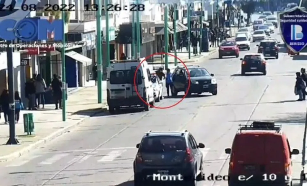 Video: en La Plata un docente atacó a una agente de tránsito que le estaba haciendo una multa