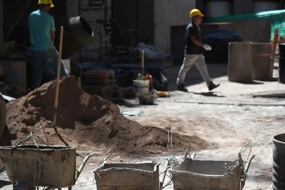 Felicitada por todas: Una mujer quedó desempleada y ofrece ser ayudante de albañil	