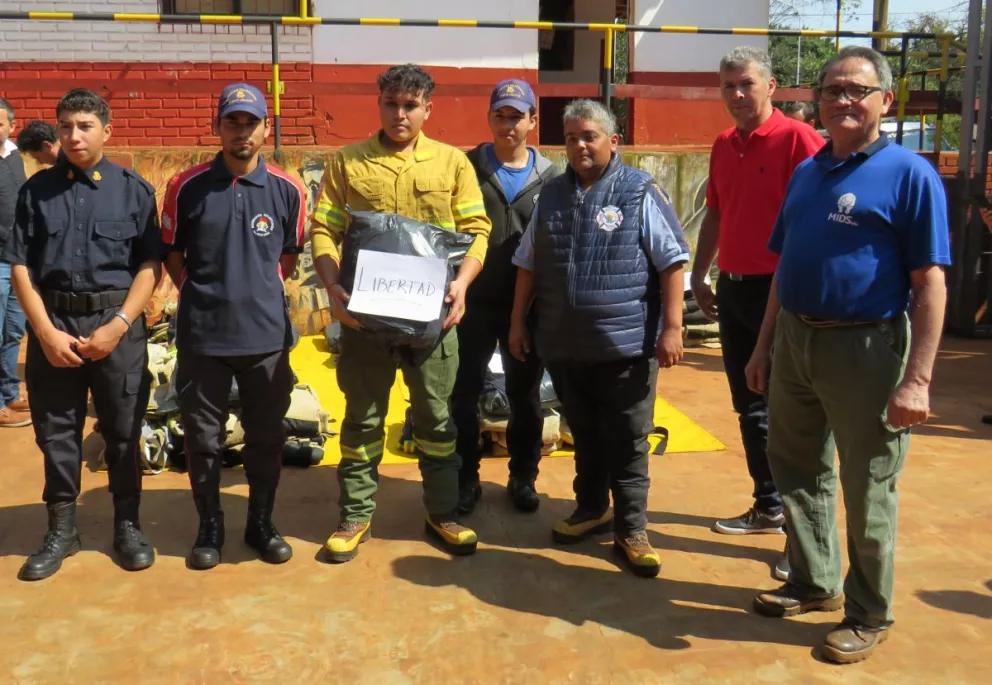 Asociaciones de bomberos recibieron donación de equipos de una fundación 
