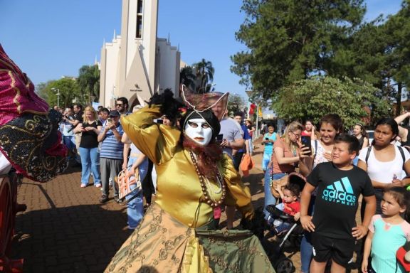 Con el tradicional desfile por la ciudad de Oberá comenzó la Fiesta del Inmigrante