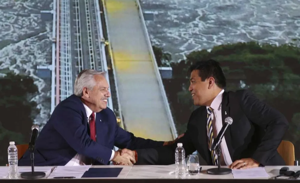 Alberto Fernández anunció un acuerdo entre YPF y Petronas para la construcción de una planta de gas