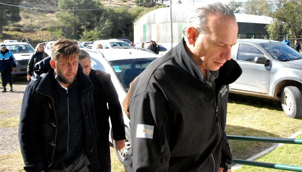 De imprevisto: Sergio Berni visitó la Comisaría y luego se fue caminando hasta la Municipalidad