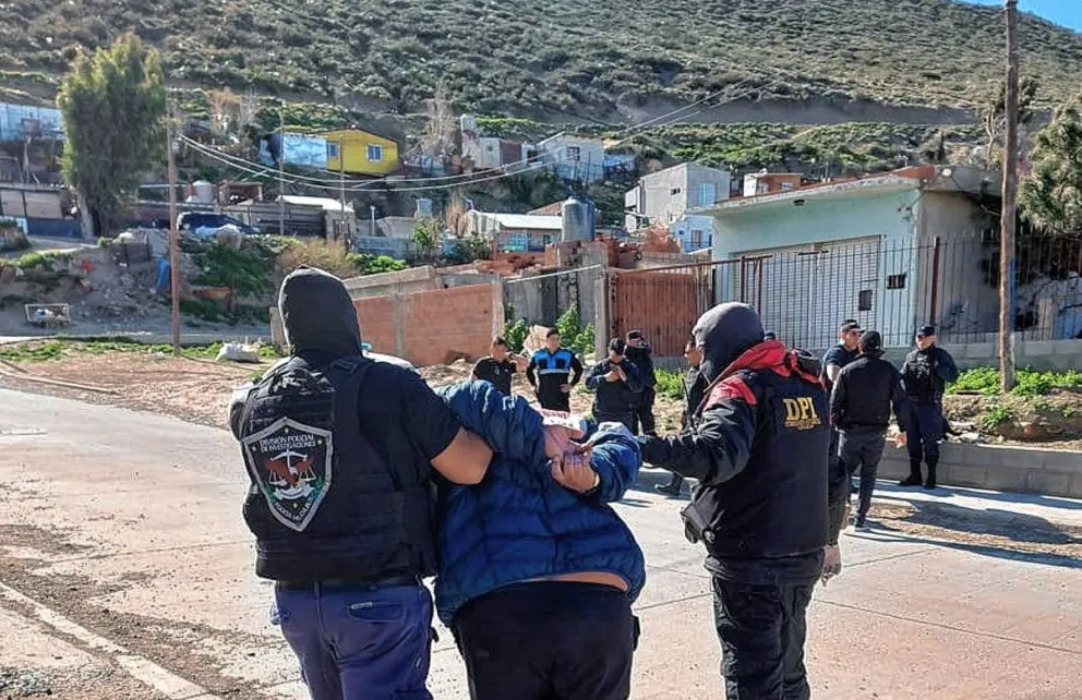 A punta de pistola secuestraron a un joven de 26 años delante de sus amigos: hubo allanamientos y hay dos detenidos