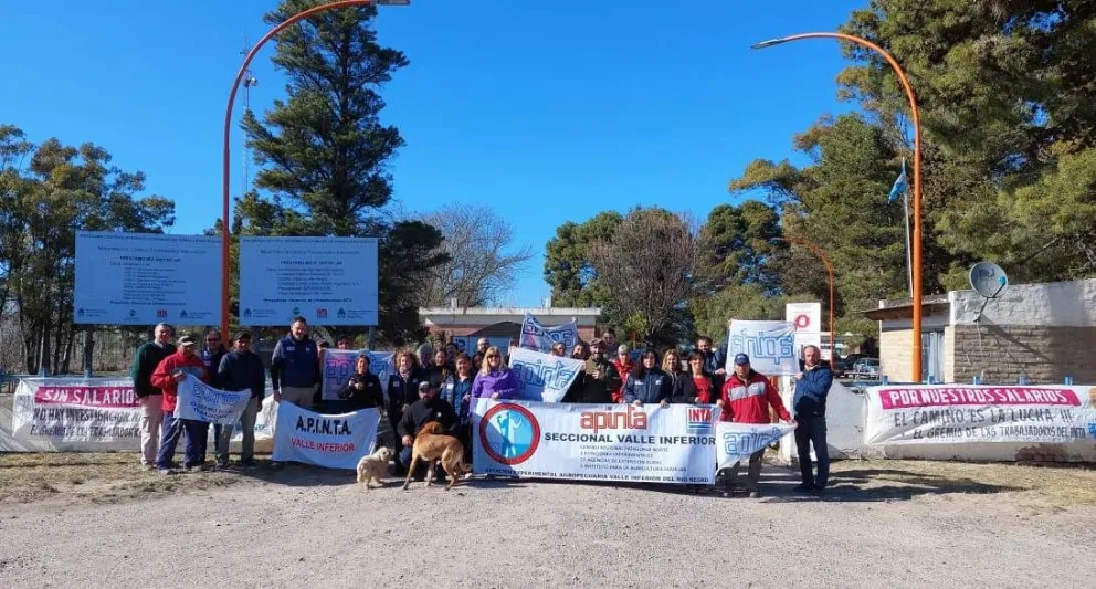 Trabajadores del INTA Valle Inferior realizaron una olla popular en reclamo de mejora salarial