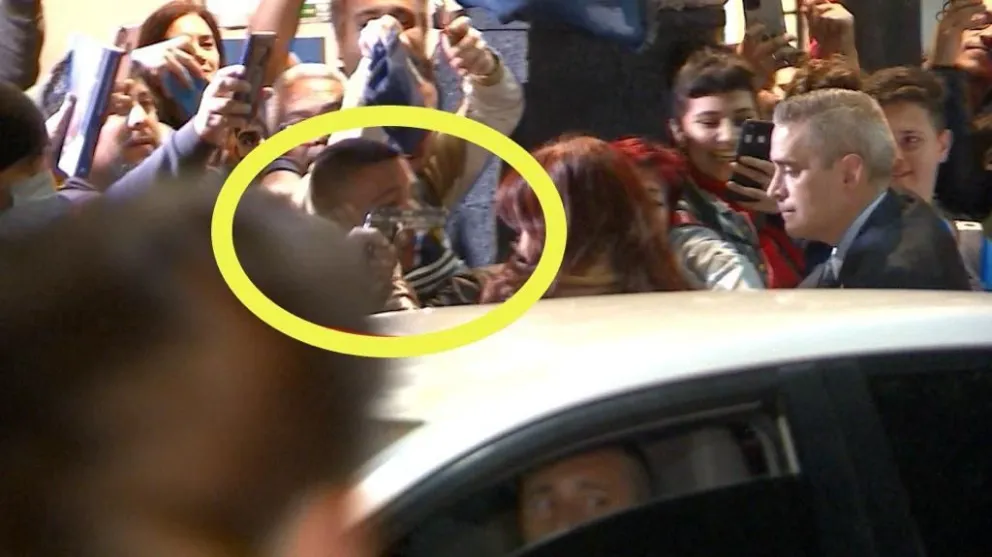 Video: un hombre le apuntó con un arma a Cristina Kirchner y quedó detenido